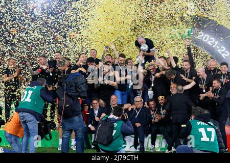 Stadio Via del Mare, Lecce, Italy, May 06, 2022, Captain Fabio Lucioni (US Lecce) raises the cup to the sky for the victory of the Serie B 2021/2022 c Stock Photo