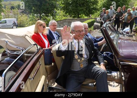 07 May 2022, Saxony-Anhalt, Ballenstedt: Eduard Prince von Anhalt drives up in a vehicle. He celebrates his 80th birthday in Ballenstedt. At the same time also the Investitur took place. In the context of the Investitur annually persons for special achievements of the Askanischen house order 'Albrecht the bear' are honored. The investiture takes place in the presence of Eduard Prince of Anhalt. Photo: Matthias Bein/dpa/ZB