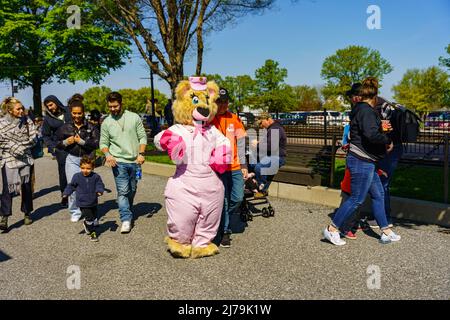 Ronks, PA, USA - April 30, 2022: A costumed character delights young children at the Thomas the Tank Engine Days at the Strasburg Rail Road station in Stock Photo