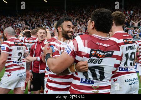 Leeds, England - 7th May 2022 - Wigan Warriors players celebrate making the final.  Rugby League Betfred Challenge Cup Semi Finals Wigan Warriors vs St. Helens at Elland Road Stadium, Leeds, UK  Dean Williams Credit: Dean Williams/Alamy Live News Stock Photo