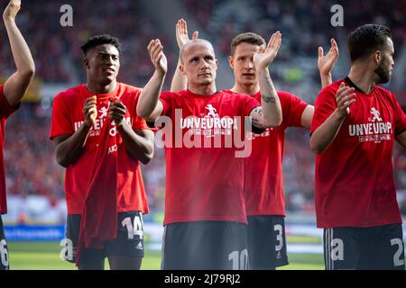 07 May 2022, Baden-Wuerttemberg, Freiburg im Breisgau: Soccer: Bundesliga, SC Freiburg - 1. FC Union Berlin, 33. matchday, Europa-Park Stadion. Union Berlin's Taiwo Awoniyi (l-r), Union Berlin's Sven Michel, Union Berlin's Paul Jaeckel and Union Berlin's Niko Gießelmann cheer with the fans after the match. Photo: Tom Weller/dpa - IMPORTANT NOTE: In accordance with the requirements of the DFL Deutsche Fußball Liga and the DFB Deutscher Fußball-Bund, it is prohibited to use or have used photographs taken in the stadium and/or of the match in the form of sequence pictures and/or video-like photo Stock Photo