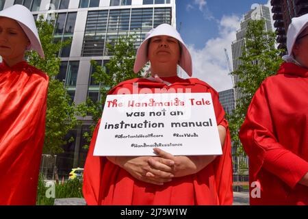 London, UK. 7th May 2022. Activists wear The Handmaid's Tale outfits. Pro-choice protesters gathered outside the US Embassy in London as reports emerge that Roe v. Wade may be overturned, paving the way for abortions to be banned in much of USA. Credit: Vuk Valcic/Alamy Live News Stock Photo