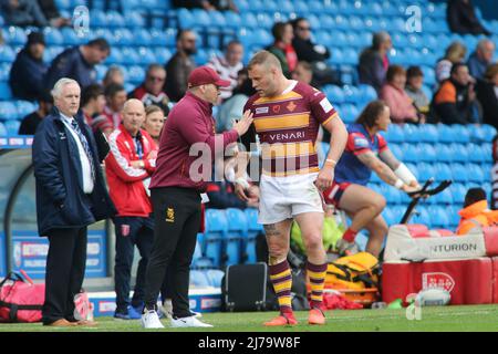 Leeds, UK. 07th May, 2022. Elland Road, Leeds, West Yorkshire, 7th May 2022. Betfred Challenge Cup Semi- Final Huddersfield Giants vs Hull Kingston Rovers Josh Jones of Huddersfield Giants chats to Ian Watson (Head Coach) of Huddersfield Giants after scoring his 1st try of the game against Hull KR. Credit: Touchlinepics/Alamy Live News Stock Photo