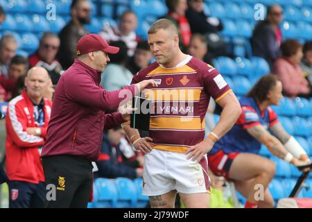 Leeds, UK. 07th May, 2022. Elland Road, Leeds, West Yorkshire, 7th May 2022. Betfred Challenge Cup Semi- Final Huddersfield Giants vs Hull Kingston Rovers Josh Jones of Huddersfield Giants chats to Ian Watson (Head Coach) of Huddersfield Giants after scoring his 1st try of the game against Hull KR. Credit: Touchlinepics/Alamy Live News Stock Photo