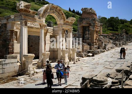 May 7, 2022, izmir, Istanbul, Turkey: Hadrian's temple ruins with tourists walking around in ancient city of Ephesus. Ephesus was an ancient port city whose well-preserved ruins are in modern-day Turkey. The city was once considered the most important Greek city and the most important trading center in the Mediterranean region. (Credit Image: © Serkan Senturk/ZUMA Press Wire) Stock Photo