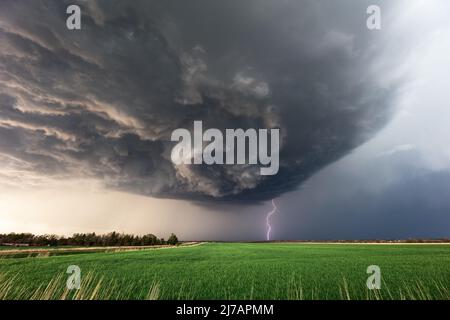 Dramatic storm clouds and lightning beneath a supercell thunderstorm near Herington, Kansas Stock Photo