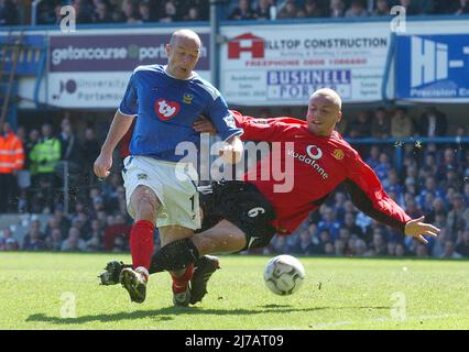 PORTSMOUTH V MAN UNITED WES BROWN'S TACKLE FAILS TO STOP STEVE STONE SCORING.  PIC MIKE WALKER 2004 Stock Photo