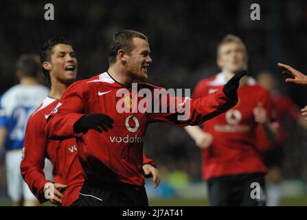 Portsmouth v Man Utd. Score - Wayne rooney celebrates after Van Nistelrooy  scores the first goal. PIC MIKE WALKER 2006 Stock Photo