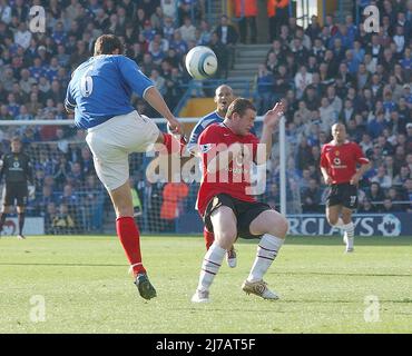 PORTSMOUTH V MAN UTD ARJEN DE ZEEUW CLEARS FROM WAYNE ROONEY. PIC MIKE WALKER, 2004 Stock Photo