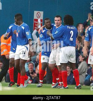 Portsmouth v Manchester United David Unsworth celebrates with goal scorer Ayegbini Yakubu. Pic MIKE WALKER 2004 Stock Photo