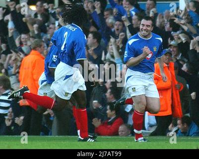 Portsmouth v Manchester United David Unsworth celebrates after scoring from the penalty spot. Pic MIKE WALKER 2004 Stock Photo