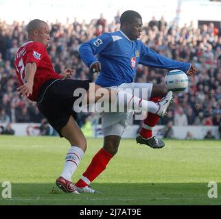 PORTSMOUTH V MANCHESTER UNITED   MIKAEL SILVESTRE TANGLES WITH YAKUBU PIC MIKE WALKER, 2004 Stock Photo