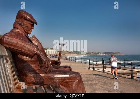 Freddie Gilroy & the Belsen Stragglers sculpture by Ray Lonsdale, Royal Albert Drive, North Sands, Scarborough, North Yorkshire Stock Photo