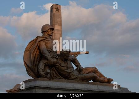 May 7, 2022, Warsaw, Warsaw, Poland: One of the sculptures of the Soviet army memorial monument entitled ''Heroism'' is pictured before the obelisk on May 7, 2022 in Warsaw, Poland. The Soviet Military Cemetery was built between 1949 and 1950 and it contains the ashes of over 21.000 Soviet soldiers from the 1st Byelorussian Front who died either in battle or as a result of injuries sustained during the battle to liberate Warsaw against armies of the Third Reich in 1944-1945. (Credit Image: © Aleksander Kalka/ZUMA Press Wire) Stock Photo
