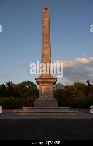 May 7, 2022, Warsaw, Warsaw, Poland: The obelisk of the Soviet soldiers cemetery is seen on May 7, 2022 in Warsaw, Poland. The Soviet Military Cemetery was built between 1949 and 1950 and it contains the ashes of over 21.000 Soviet soldiers from the 1st Byelorussian Front who died either in battle or as a result of injuries sustained during the battle to liberate Warsaw against armies of the Third Reich in 1944-1945. (Credit Image: © Aleksander Kalka/ZUMA Press Wire) Stock Photo