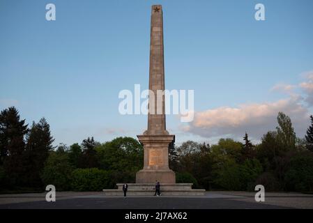 May 7, 2022, Warsaw, Warsaw, Poland: People walk past the Soviet soldiers memorial obelisk at the Soviet soldiers cemetery on May 7, 2022 in Warsaw, Poland. The Soviet Military Cemetery was built between 1949 and 1950 and it contains the ashes of over 21.000 Soviet soldiers from the 1st Byelorussian Front who died either in battle or as a result of injuries sustained during the battle to liberate Warsaw against armies of the Third Reich in 1944-1945. (Credit Image: © Aleksander Kalka/ZUMA Press Wire) Stock Photo