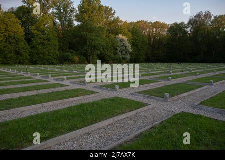 May 7, 2022, Warsaw, Warsaw, Poland: Graves of the Soviet soldiers who died during liberation of Warsaw from Nazi occupiers during WWII are seen on May 7, 2022 in Warsaw, Poland. The Soviet Military Cemetery was built between 1949 and 1950 and it contains the ashes of over 21.000 Soviet soldiers from the 1st Byelorussian Front who died either in battle or as a result of injuries sustained during the battle to liberate Warsaw against armies of the Third Reich in 1944-1945. (Credit Image: © Aleksander Kalka/ZUMA Press Wire) Stock Photo