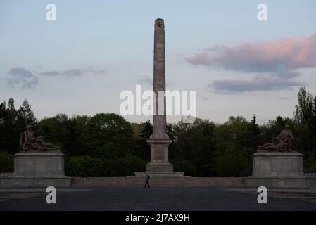 May 7, 2022, Warsaw, Warsaw, Poland: A man walks past the Soviet soldiers memorial obelisk at the Soviet soldiers cemetery on May 7, 2022 in Warsaw, Poland. The Soviet Military Cemetery was built between 1949 and 1950 and it contains the ashes of over 21.000 Soviet soldiers from the 1st Byelorussian Front who died either in battle or as a result of injuries sustained during the battle to liberate Warsaw against armies of the Third Reich in 1944-1945. (Credit Image: © Aleksander Kalka/ZUMA Press Wire) Stock Photo