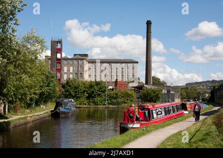 the Huddersfield narrow canal at Slaithwaite with views to the Spa mill, Colne Valley, West Yorkshire Stock Photo