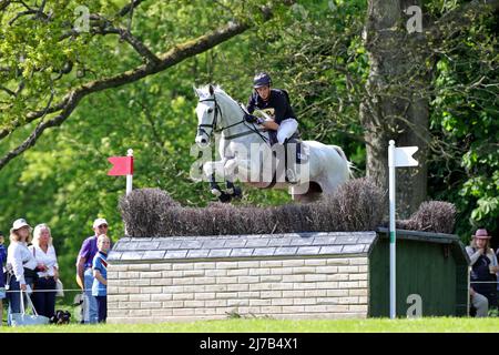 BADMINTON, UK, MAY 7TH Richard Jones riding Alfies Clover during the Cross Country Event at Badminton Horse Trials, Badminton House, Badminton on Saturday 7th May 2022. (Credit: Jon Bromley | MI News) Credit: MI News & Sport /Alamy Live News Stock Photo