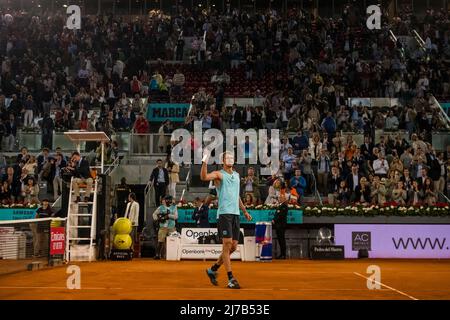 Madrid, Spain. 08th May, 2022. Madrid, . 08 Mai, 2022: ALEXANDER ZVEREV (GER) celebrazesbhis victory against Stefanos Tsitsipas (GRE) in the Semi-Final at Day 10 of the Madrid Open 2022. Credit: Matthias Oesterle/Alamy Live News Stock Photo