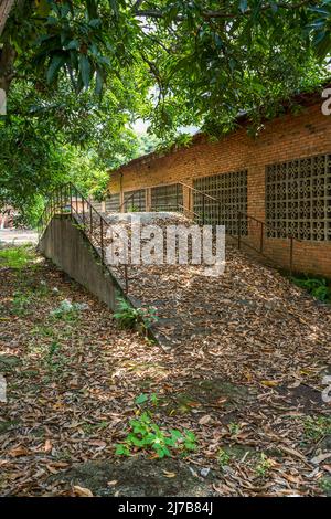 An abandoned car overhaul platform ramp Stock Photo - Alamy