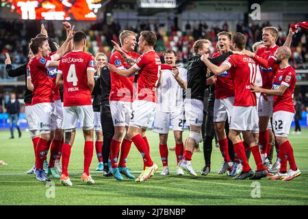 Silkeborg, Denmark. 06th, May 2022. The players of Silkeborg IF are celebrating with the fans after the 3F Superliga match between Silkeborg IF and Randers FC at Jysk Park in Silkeborg. (Photo credit: Gonzales Photo - Morten Kjaer). Stock Photo