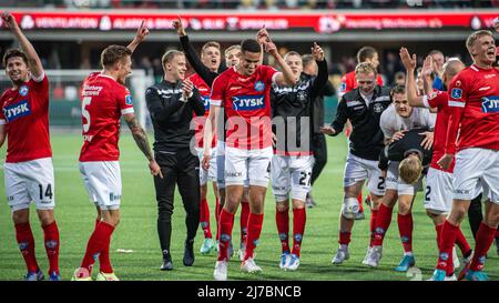 Silkeborg, Denmark. 06th, May 2022. The players of Silkeborg IF are celebrating with the fans after the 3F Superliga match between Silkeborg IF and Randers FC at Jysk Park in Silkeborg. (Photo credit: Gonzales Photo - Morten Kjaer). Stock Photo