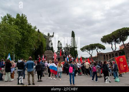 Russia,08/05/2022Demonstration 'Den Pobedi ',' Area Piazza San Giovanni, People celebrate' Den Pobedi ', the Day of Russia's Victory over Nazism. Ps: the photo can be used in compliance with the context in which it was taken, and without the defamatory intent of the decorum of the people represented Stock Photo