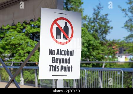No alcohol beyond this point sign at an entry point to a venue Stock Photo