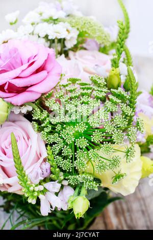 Wedding bouquet with roses, chrysanthemum and Anthriscus sylvestris. Stock Photo