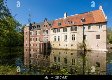 Germany, Senden (Westfalen), Muensterland, Westphalia, North Rhine-Westphalia, NRW, castle Senden, moated castle with Stever and Graefte, water ditch, Romberg building and manor house Stock Photo