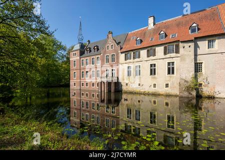 Germany, Senden (Westfalen), Muensterland, Westphalia, North Rhine-Westphalia, NRW, castle Senden, moated castle with Stever and Graefte, water ditch, Romberg building and manor house Stock Photo