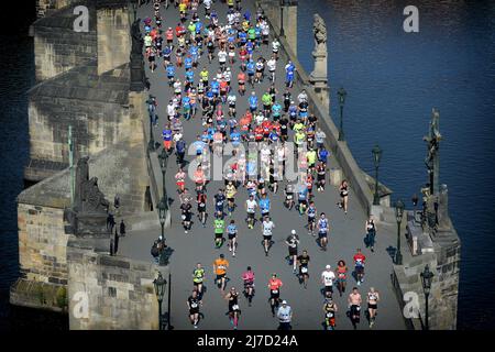 May 8, 2022, Prague, Czech Republic: Runners cross the Charles Bridge during the Prague international Marathon race in Prague in the Czech Republic. (Credit Image: © Slavek Ruta/ZUMA Press Wire) Stock Photo