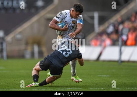 Luke Morgan of Ospreys, tackles Rio Dyer of Dragons Stock Photo - Alamy
