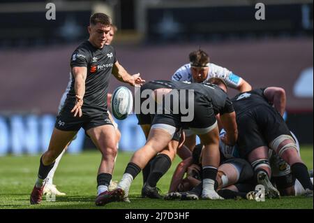Reuben Morgan Williams of Ospreys, clears the ball Stock Photo - Alamy
