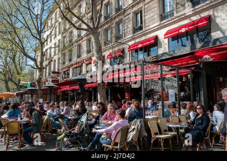 Paris, France, Wide Angle View, Street Scene, Large Crowd of People, sitting at tables outside, Paris Cafe, Sidewalk Terrace Stock Photo