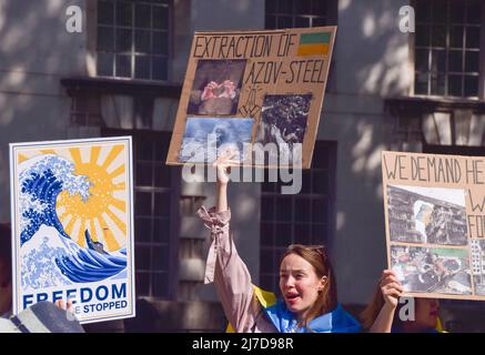 May 8, 2022, London, England, United Kingdom: A woman holds a sign reading 'Extraction of Azov steel'. Protesters gathered in Whitehall in solidarity with Ukraine, as the war continues. (Credit Image: © Vuk Valcic/ZUMA Press Wire) Stock Photo