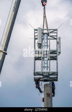 Assembly, construction of a 5G mobile radio transmitter, mast, fast mobile internet, Düsseldorf, NRW, Germany Stock Photo