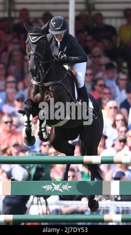 Badminton Estate, Gloucestershire, England; 8th May 2022, 8th May 2022, Badminton Estate, Gloucestershire, England; Mars Equestrian Badminton Horse Trials, day 5;  Jonelle Price riding CLASSIC MOET during the show jumping test on day five of the 2022 Badminton Horse Trials Stock Photo