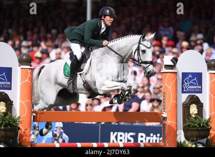 Badminton Estate, Gloucestershire, England; 8th May 2022, 8th May 2022, Badminton Estate, Gloucestershire, England; Mars Equestrian Badminton Horse Trials, day 5;  Austin O'Connor riding COLORADO BLUE during the show jumping test on day five of the 2022 Badminton Horse Trials Stock Photo