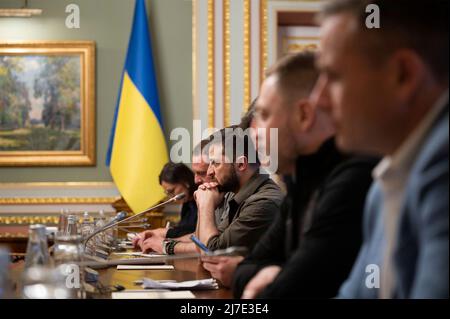 Kyiv, Ukraine. 08 May, 2022. Ukrainian President Volodymyr Zelenskyy, center, and members of his cabinet during an expanded bilateral discussion with Canadian Prime Minister Justin Trudeau at the Presidential Administration Building, May 8, 2022 in Kyiv, Ukraine.  Credit: Ukraine Presidency/Ukraine Presidency/Alamy Live News Stock Photo