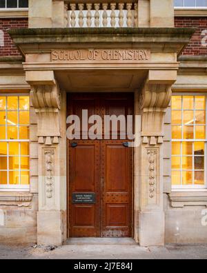 Main door to the Dyson Perrins Laboratory in Oxford; the former research centre for Organic Chemistry, now the Centre for the Environment Stock Photo