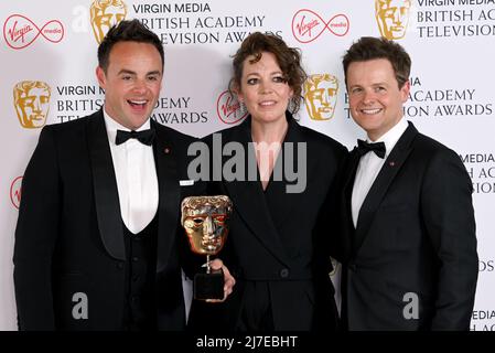London, UK, 08/05/2022, May 8th, 2022, London, UK. Ant McPartlin and Declan Donnelly with Olivia Colman, winners of the Entertainment Programme Award for Ant & Dec's Saturday Night Takeaway attending the Virgin Media British Academy Television Awards 2022, Royal Festival Hall, London. Credit: Doug Peters/EMPICS/Alamy Live News Stock Photo