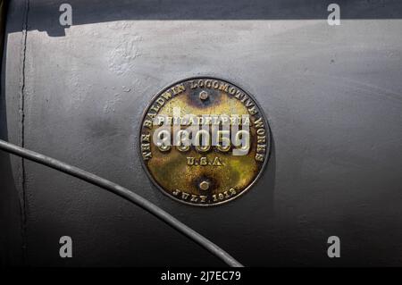 Close up shot of the golden metal plate on the side of Baldwin Locomotive Works steam locomotive Nº 38050, made in United States in July 1912. Stock Photo