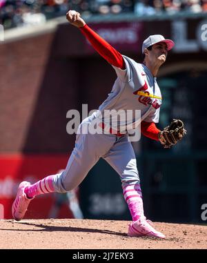 New St. Louis Cardinals starting pitcher John Smoltz (C) walks in