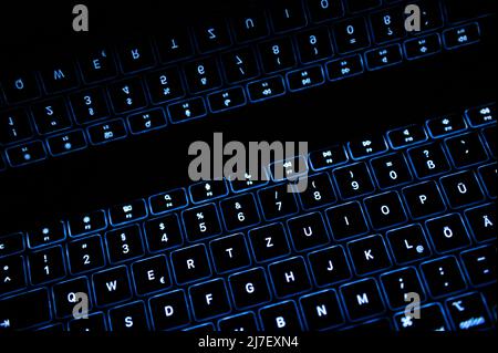 07 May 2022, Baden-Wuerttemberg, Rottweil: The keyboard of a MacBook Air is reflected in the display. Photo: Silas Stein/dpa Stock Photo
