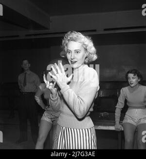 Bowling in the 1950s. Actress Ullacarin Rydén pictured when bowling for the first time.  1950. Sweden Kristoffersson ref AY36-8 Stock Photo