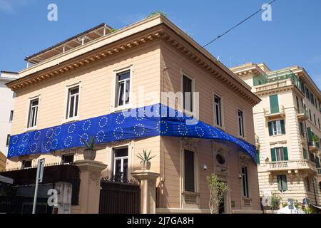 Rome, Italy. 09th May, 2022. View of Ukrainian Embassy in Rome wrapped with the flags of Europeon the occasion of Europe Day, to symbolize solidarity of European citizens with Ukraine, 'EuropaNow!' association wrapped Ukrainian embassy in Rome with over 50 meters of starry blue fabric, made up of about 150 EU flags, in the presence of the ambassadors of the major European countries. (Photo by Matteo Nardone/Pacific Press) Credit: Pacific Press Media Production Corp./Alamy Live News Stock Photo