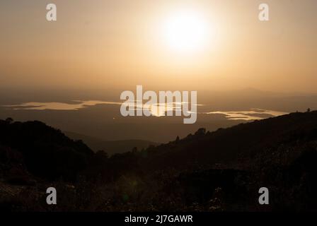 Sunset in Gabriel y Galan reservoir from Lagunilla hot day golden reflection of the water Stock Photo